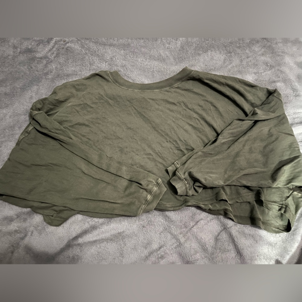 dark green oversized long sleeve crop top from urban outfitters